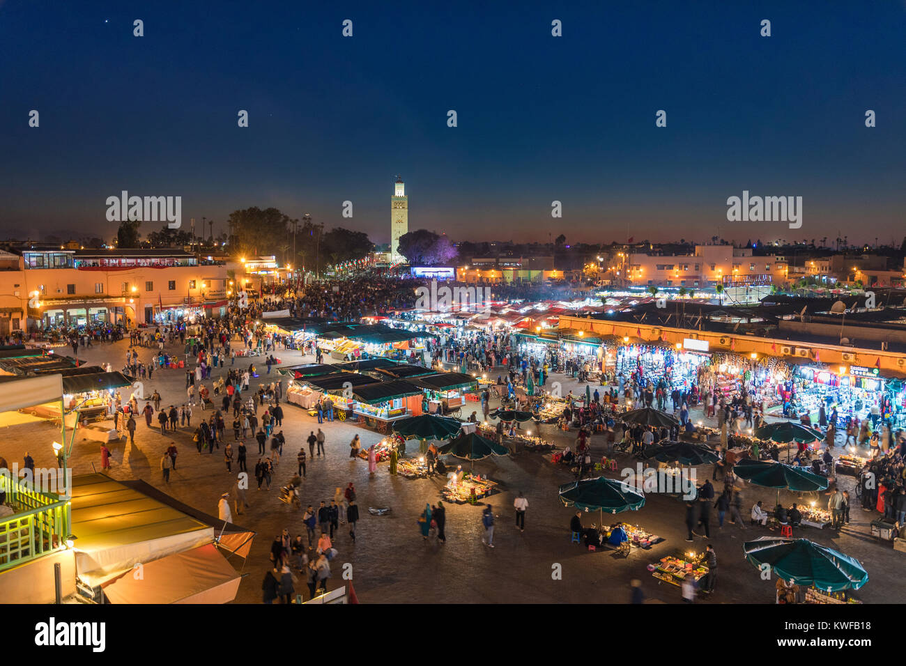 Dämmerung fällt über Jemaa el Fna, dem Platz Stockfoto