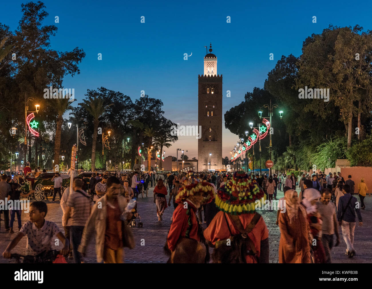 Koutoubia Moschee mit Massen und Wasser Verkäufer Hüte Stockfoto