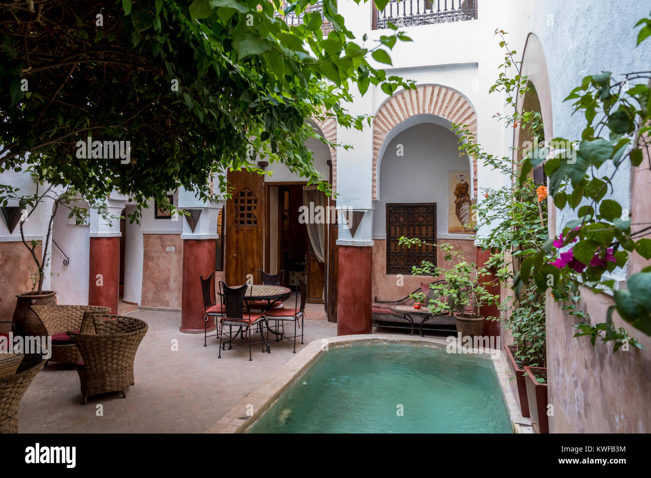 Innenraum der traditionellen Riad in der Medina. Stockfoto