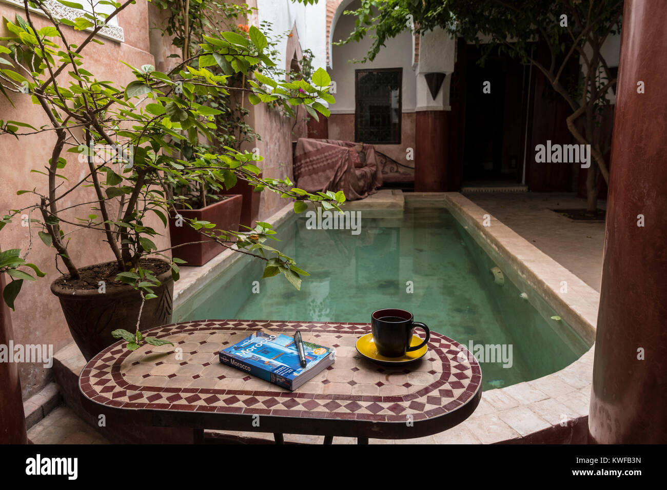 Innenraum der traditionellen Riad in der Medina. Stockfoto