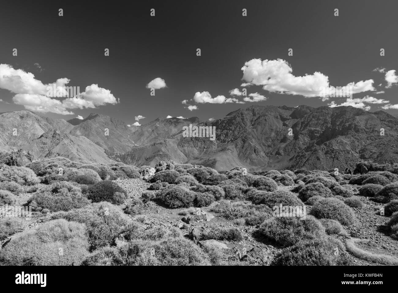 Der hohe Atlas mountain Lebensraum an Tasserimoute mit spärlicher Vegetation und durch die Lüfte nach Imlil. Stockfoto