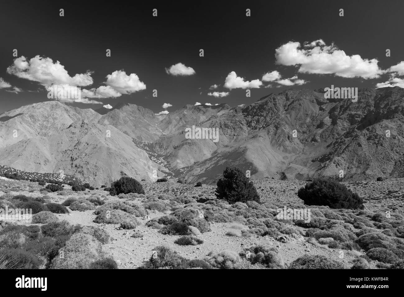 Der hohe Atlas mountain Lebensraum an Tasserimoute mit spärlicher Vegetation und durch die Lüfte nach Imlil. Stockfoto