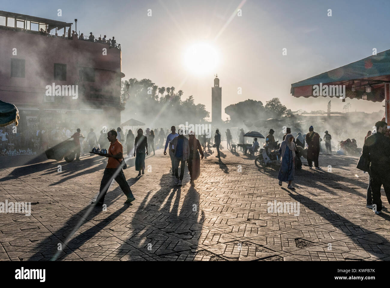 Street Scene mit Menschen und dramatischen Licht in Jemaa el Fna, dem Platz. Stockfoto