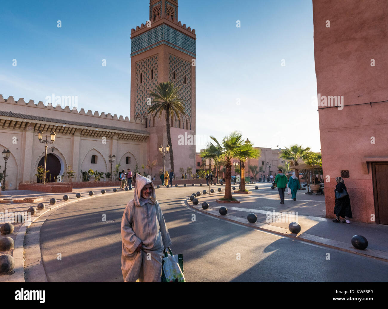 Alter Mann in Djellaba im Kasbah Moschee. Stockfoto