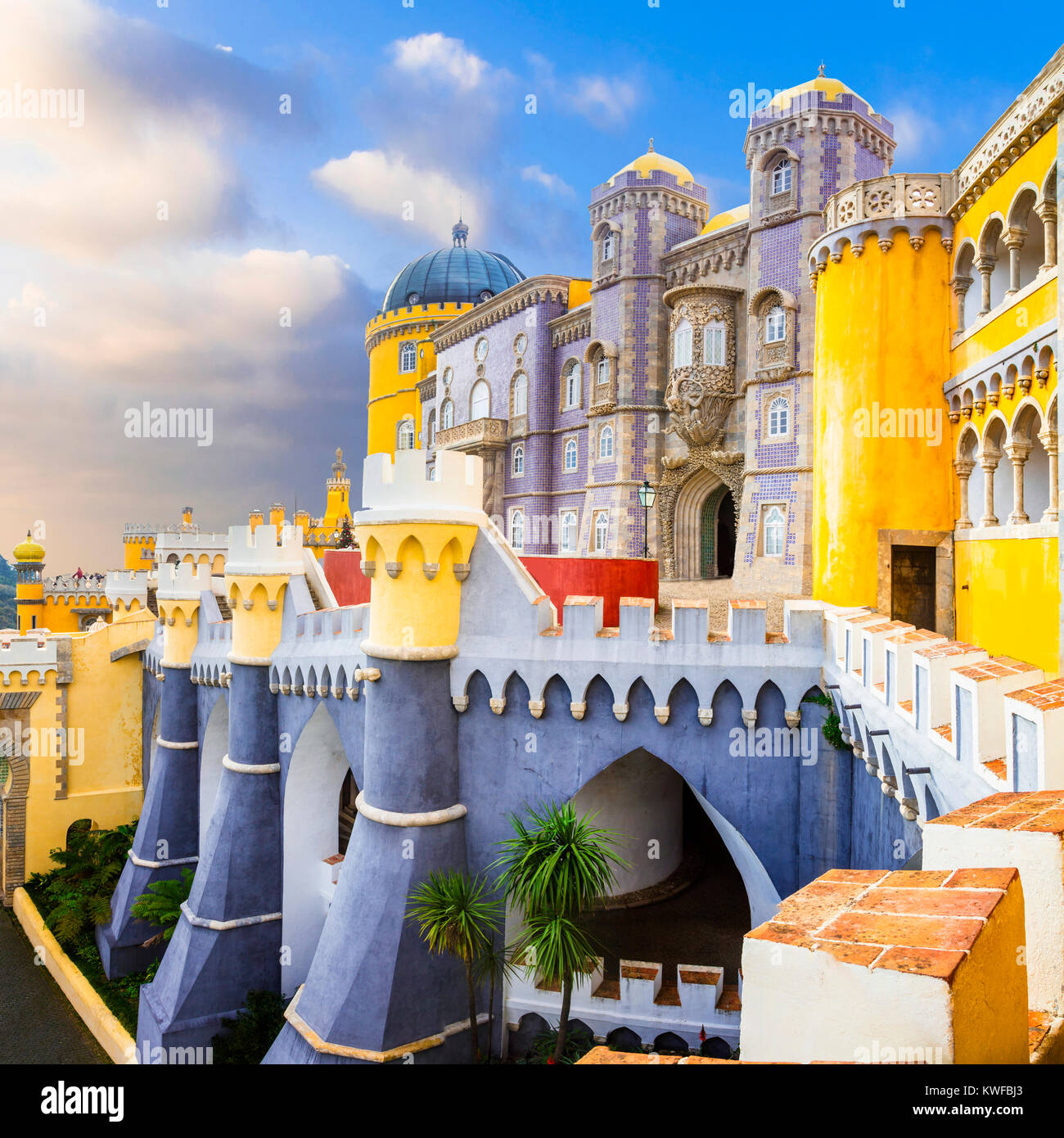 Beeindruckende Pena Palast in Sintra, Panoramaaussicht, Provinz Lissabon, Portugal. Stockfoto
