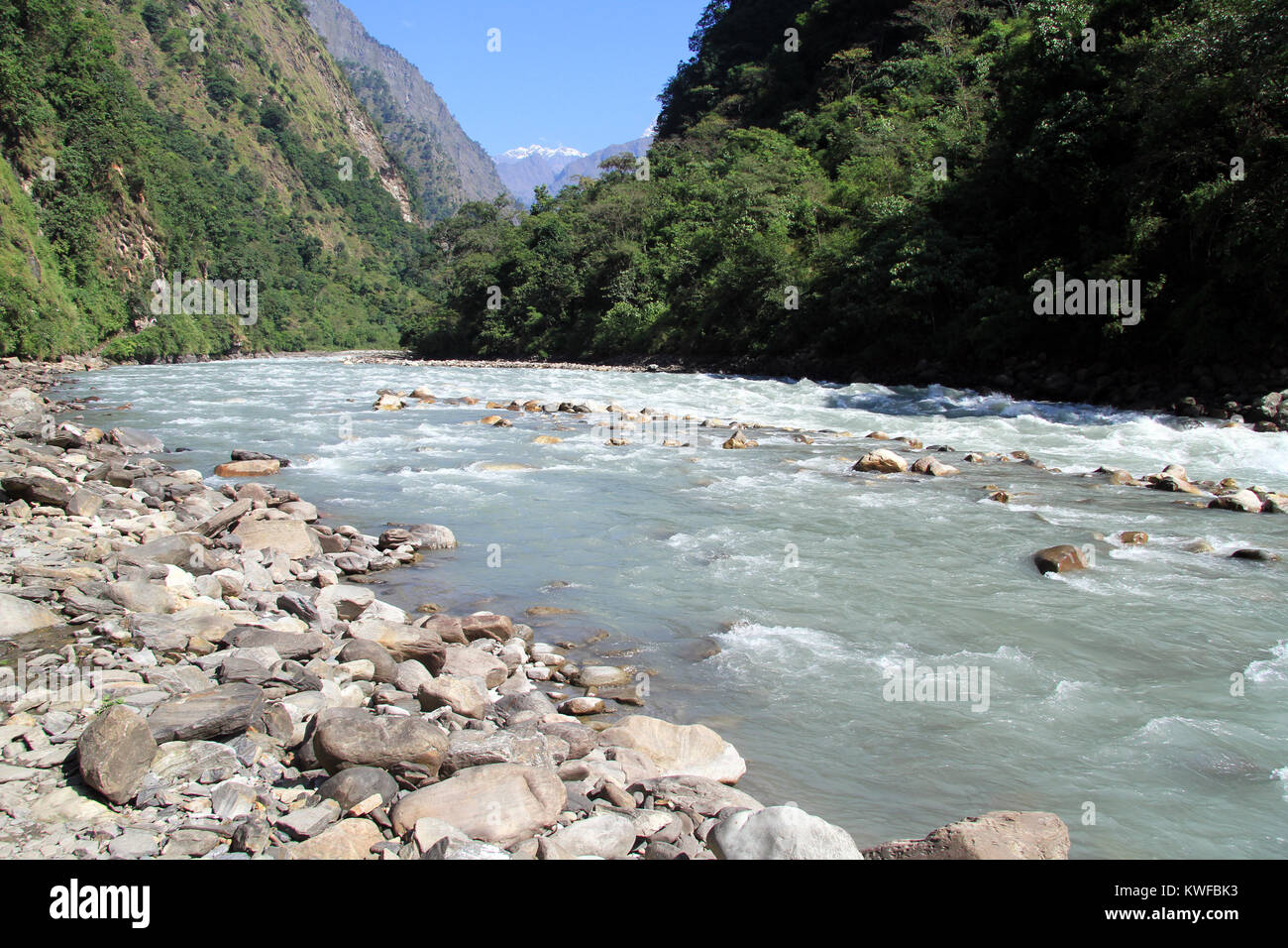 Mountain River und in der Nähe der Manaslu in Nepal mount Stockfoto