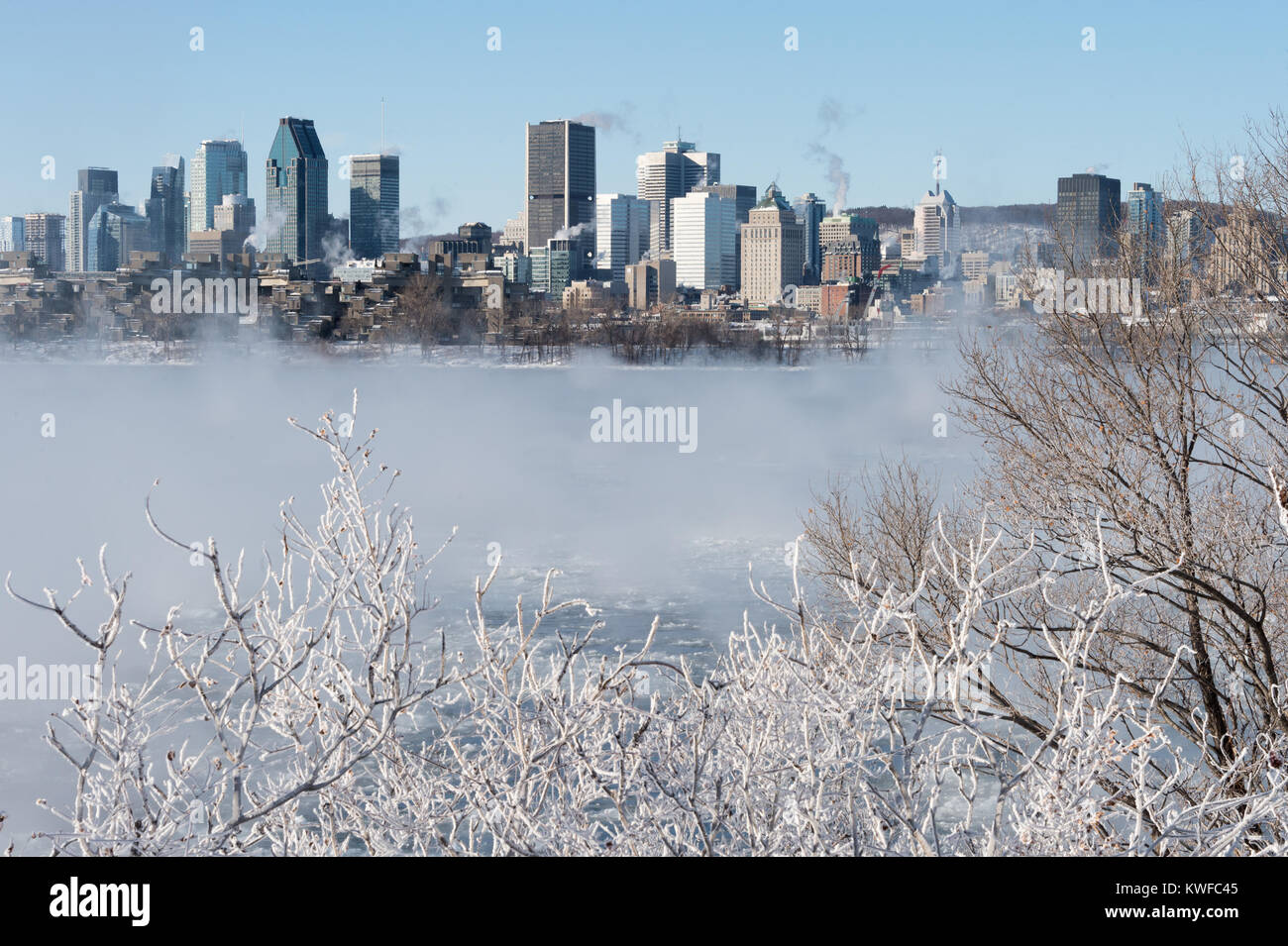 Montreal, CA - 1. Januar 2018: Skyline von Montreal im Winter als Eis Nebel steigt aus dem St. Lawrence River Stockfoto