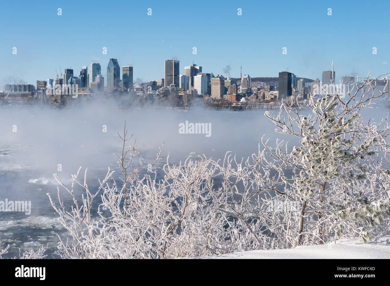 Montreal, CA - 1. Januar 2018: Skyline von Montreal im Winter als Eis Nebel steigt aus dem St. Lawrence River Stockfoto