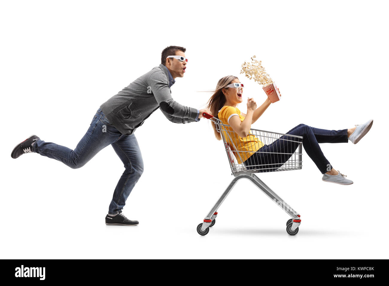 Junge Frau mit Popcorn und 3D-Brille Reiten in einem Warenkorb von einem jungen Mann mit 3D-Brille wird isoliert auf weißem Hintergrund Stockfoto