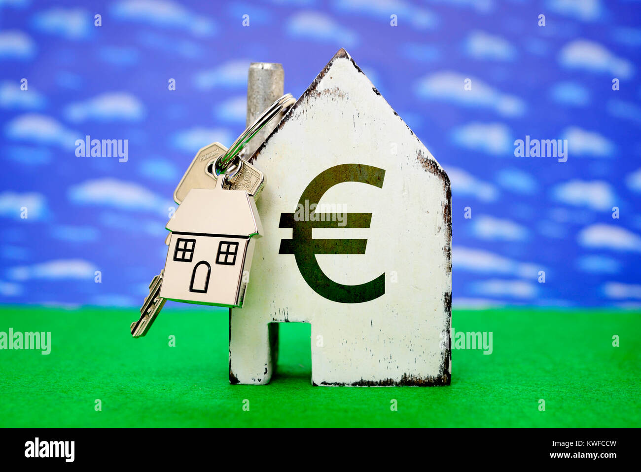 Haus mit eurosign und Schlüssel für die Eingangstür, Haus mit Eurozeichen und Haustuerschluessel Stockfoto