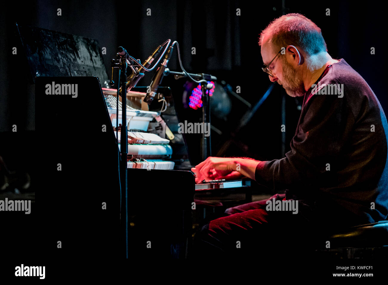 Die dänischen Jazz Musiker und Pianist Søren Kristiansen führt ein Live Konzert mit Jesper Thilo alle Stars bei Forbraendingen in Kopenhagen. Dänemark, 17.02.2017. Stockfoto