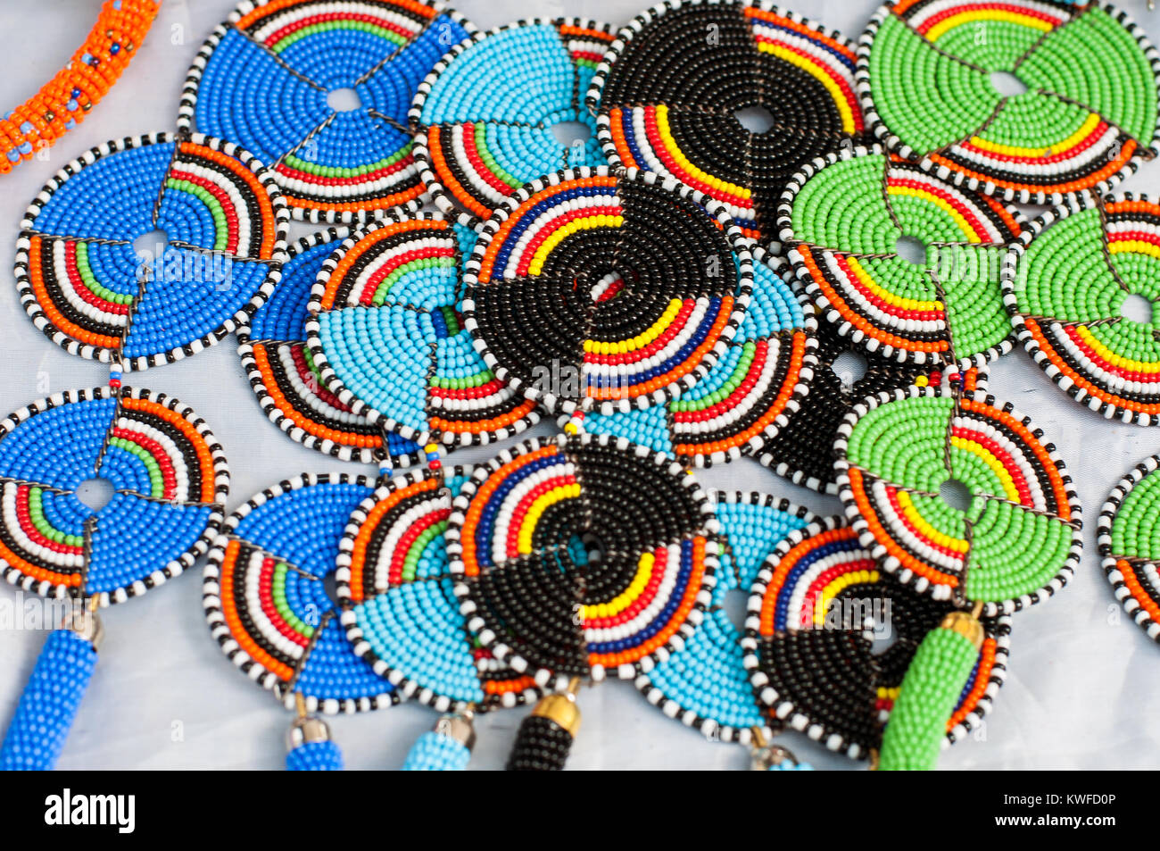 Perlen Schmuck auf Verkauf, afrikanische Kleidung und Handwerkermarkt mit Zelten, Ständen, Kampala Road, Kampala, Uganda Stockfoto