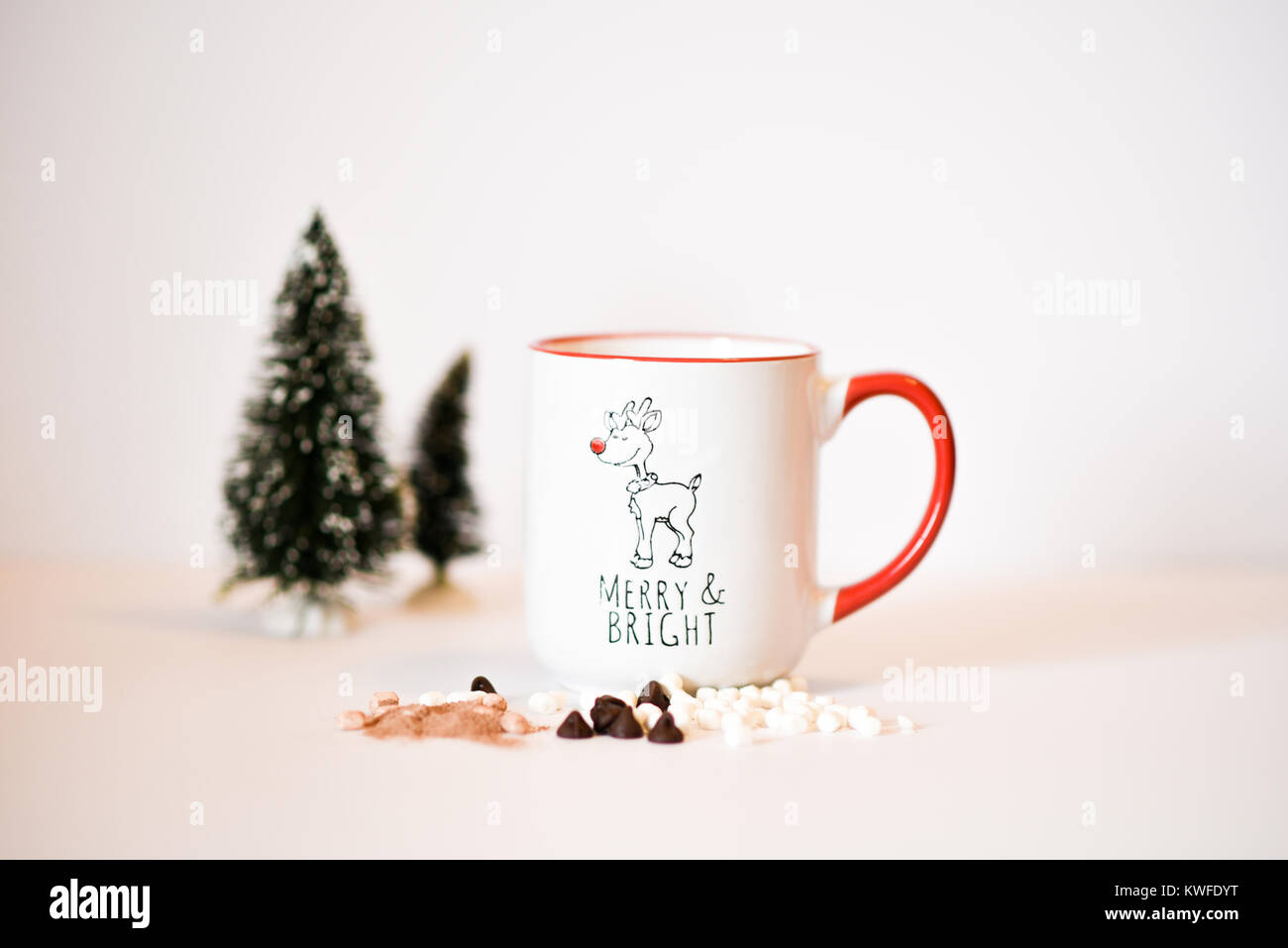 Eine weihnachtliche Szene mit einer Tasse Kaffee, Bäume, heiße Schokolade und ein Rentier Stockfoto