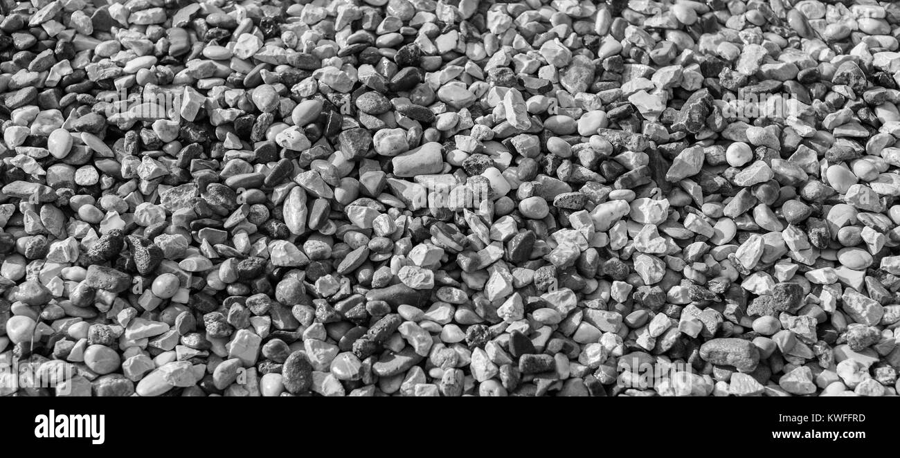 Kiesstrand Hintergrund. Schwarz und Weiß Foto Stockfoto