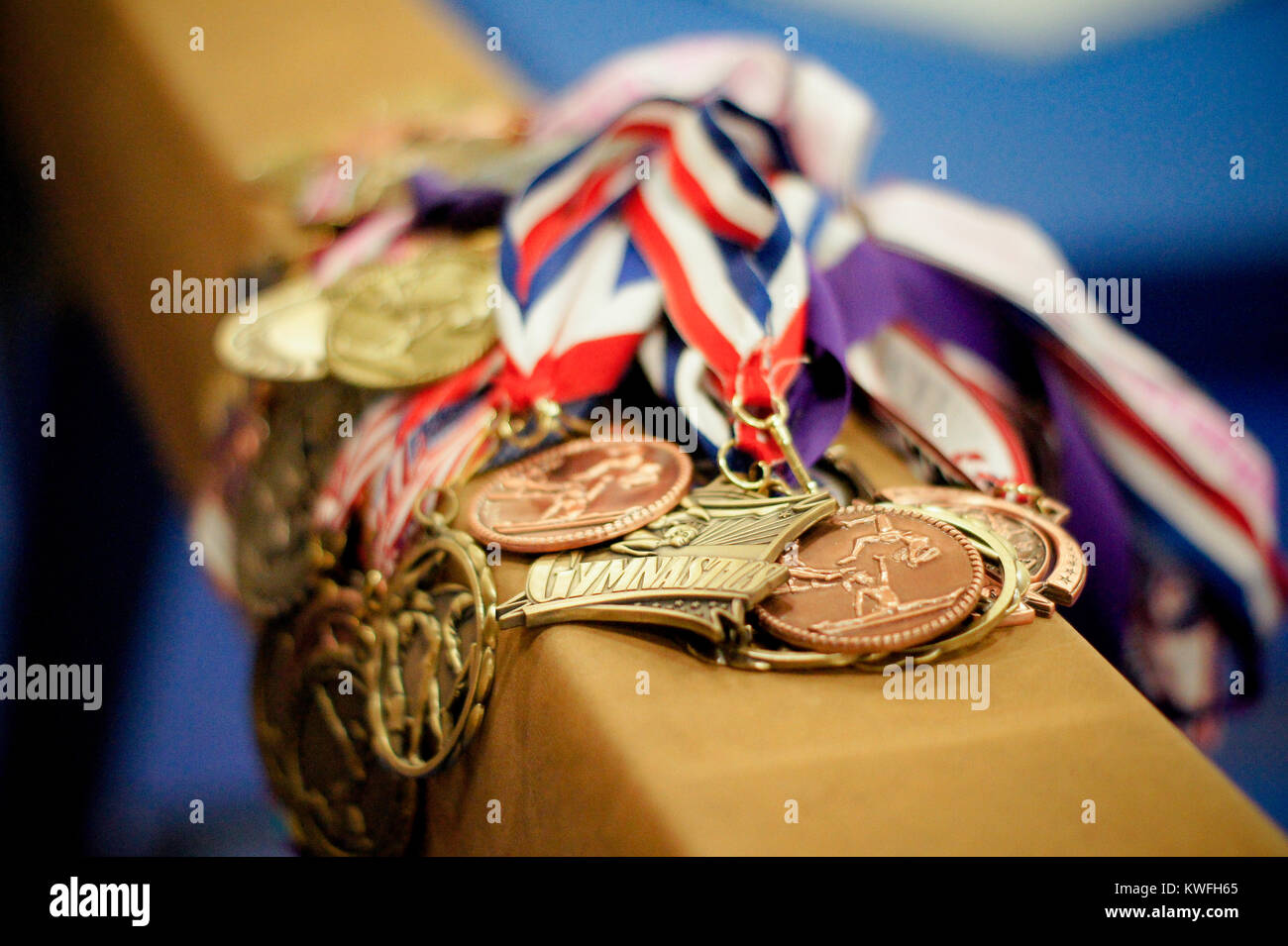 Nahaufnahme Gymnastik Medaillen, Bänder auf schwebebalken. Gold, Silber und Bronze, die von talentierten High School Mädchen. Team Wettbewerb und individuelle Treffen. Stockfoto