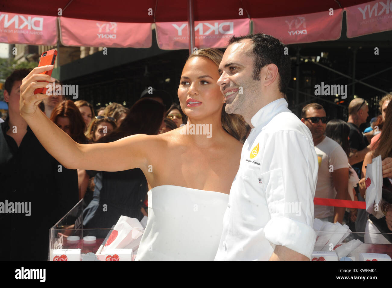 NEW YORK, NY - AUGUST 19: Schauspielerin, Sängerin Rita Ora, Chef Dominique "Cronut König' Ansel und Modell Chrissy Teigen teilnehmen als DKNY feiert den Start des neuen DKNY MYNY Duft mit Rita Ora, Chrissy Teigen, Hannah Bronfman, unter anderen Honoratioren, bei allgemeinen Wert Platz im Madison Square Park am 19. August 2014 in New York City. Personen: Chrissy Teigen, Dominique Ansel Stockfoto