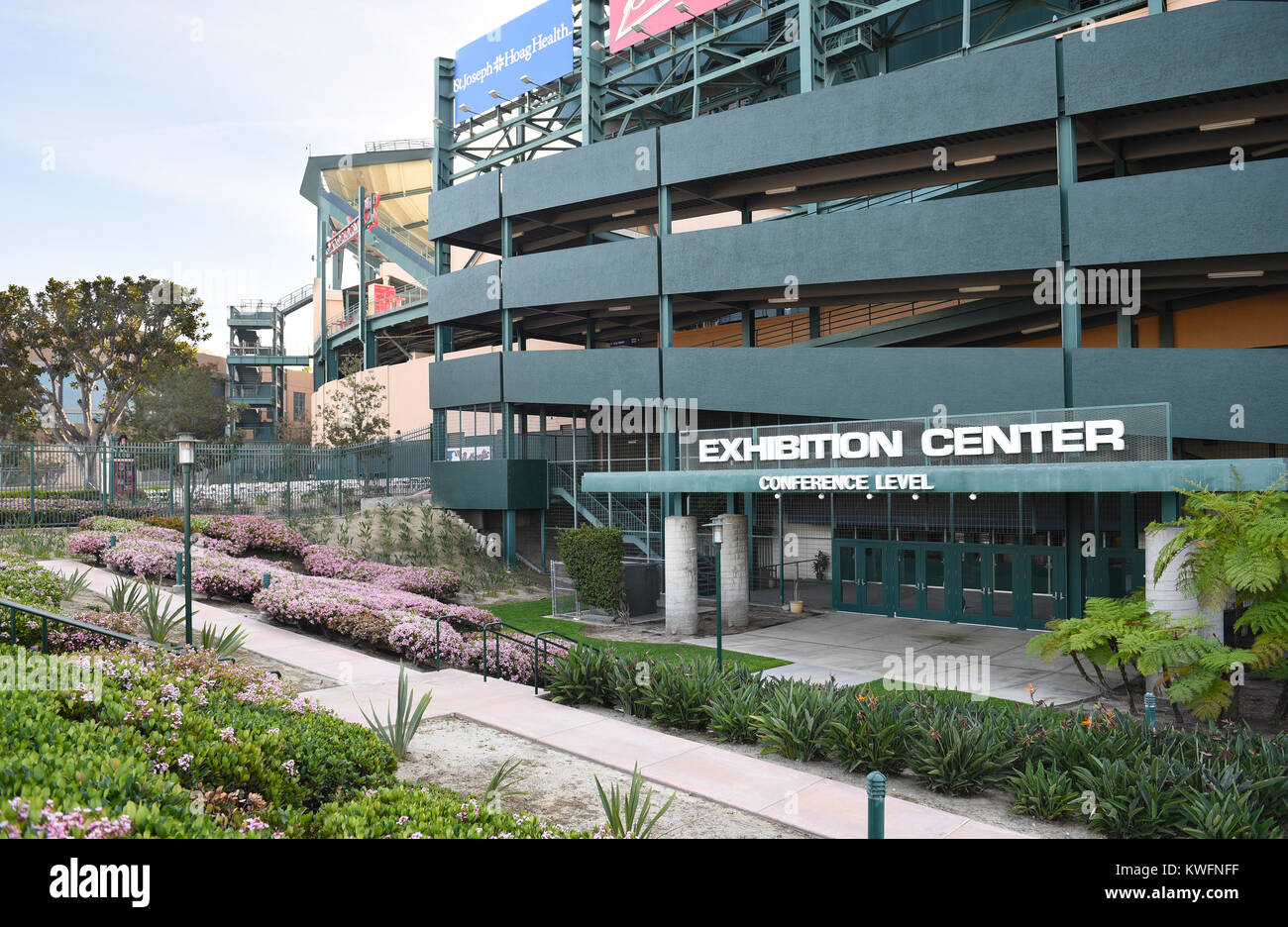 ANAHEIM, Ca - 17. MÄRZ 2017: Angel Stadium Messegelände Eingang. In Orange County das Stadion ist die Heimat des MLB Los Angeles Engel o entfernt Stockfoto