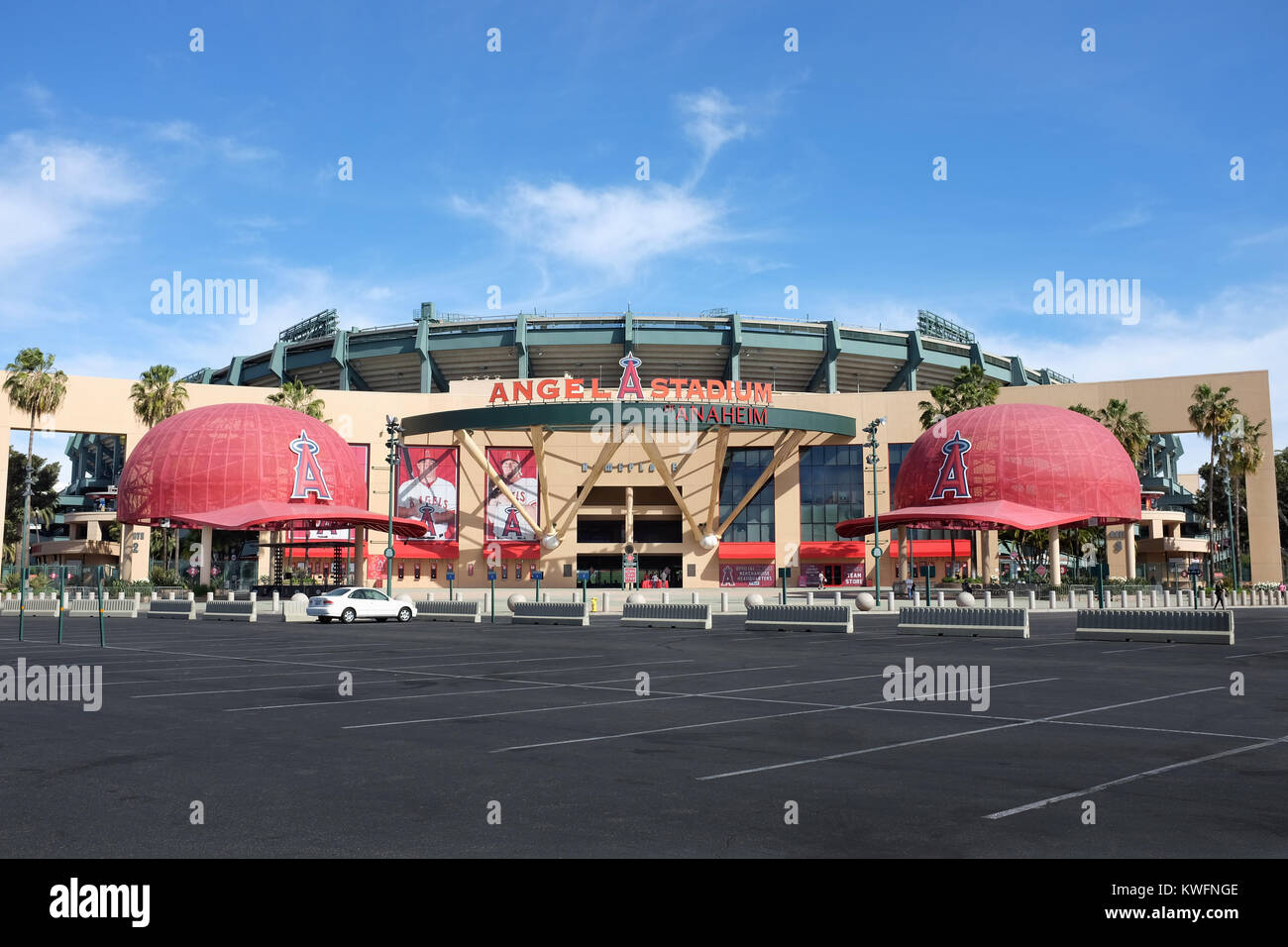 ANAHEIM, Ca - 11. FEBRUAR 2015: Angel Stadium von Anaheim Haupteingang. Angel Stadium von Anaheim ist die Major League Baseball (MLB) home home Feld o Stockfoto