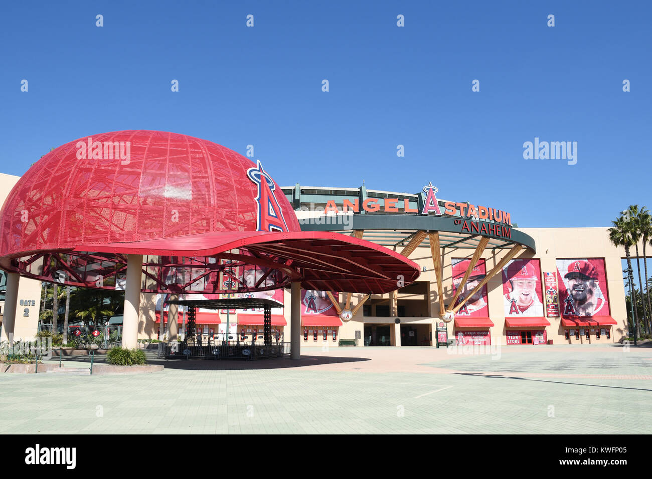 ANAHEIM, Ca - 24. FEBRUAR 2017: Angel Stadium von Anaheim Haupteingang. Angel Stadium von Anaheim ist die Major League Baseball (MLB) home home Feld o Stockfoto