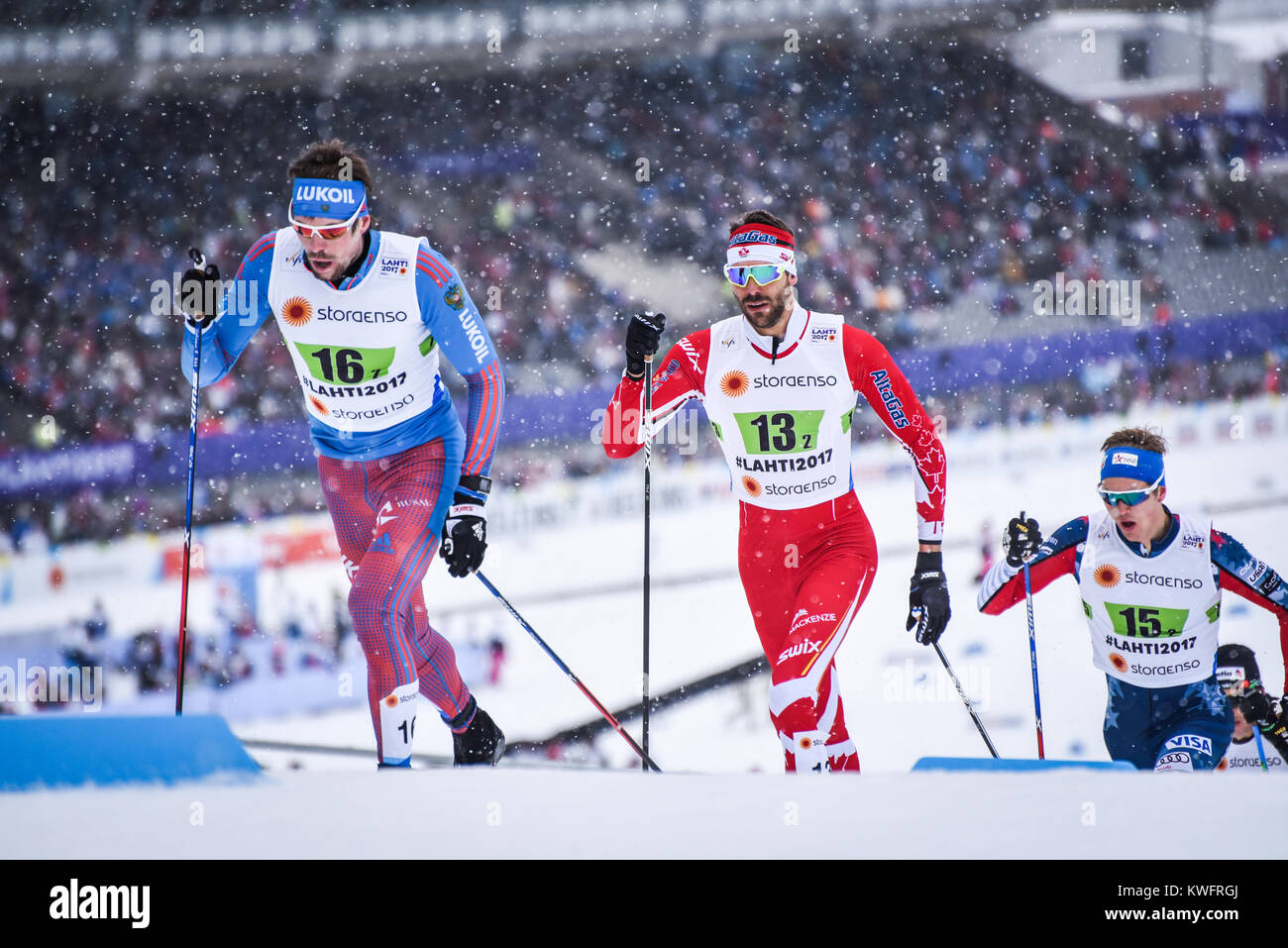 L-R: Sergej Ustiugov (RUS) konkurriert im Team Sprint bei der Nordischen Ski-WM, Lahti, Finnland, 2017; Len Valjas (können); Eric Bjornsen (USA) Stockfoto