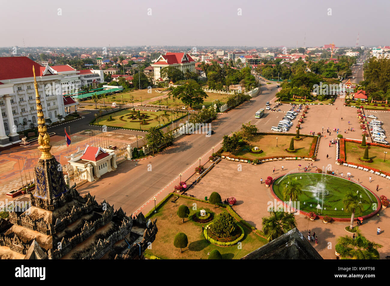 Vientiane, Laos - 16. März 2013: Blick auf patuxay Park & Vientiane von der Oberseite der Patuxay Sieg Tor einen Krieg Monument, das sich in einem öffentlichen Park Stockfoto