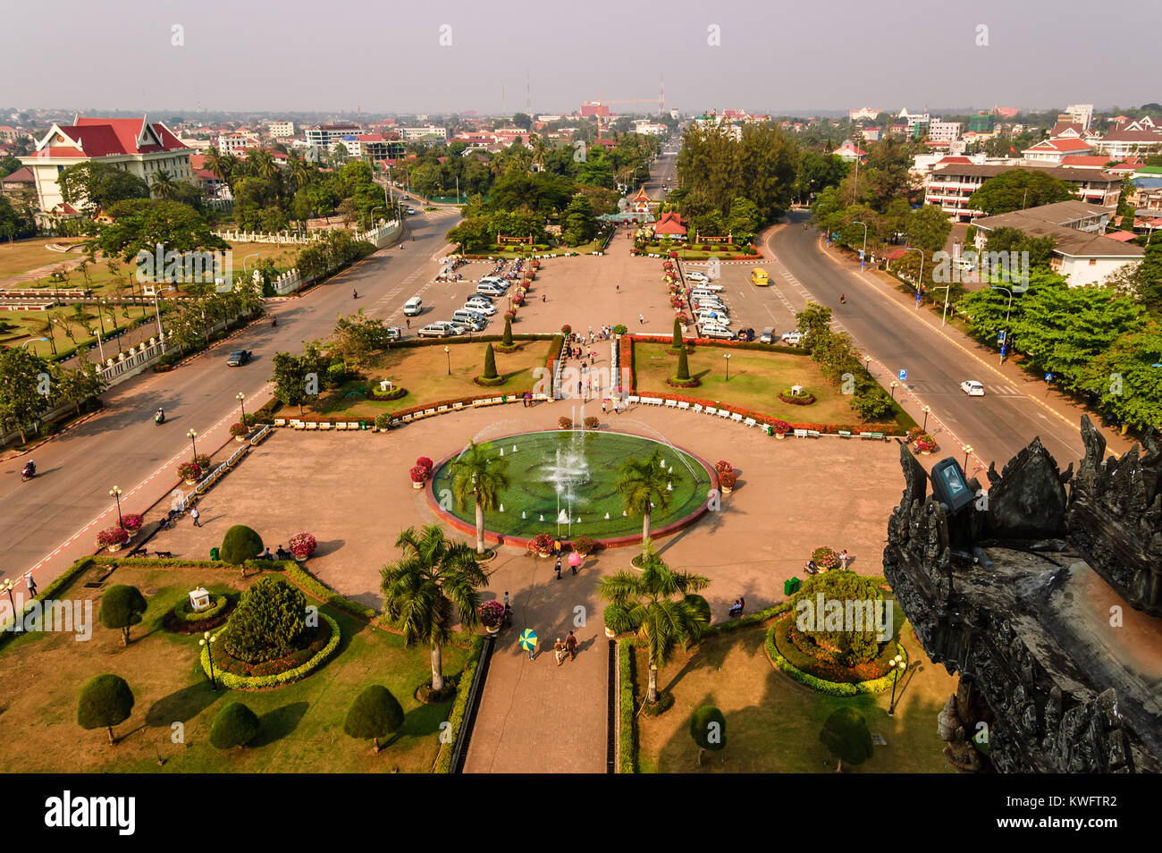 Vientiane, Laos - 16. März 2013: Blick auf patuxay Park & Vientiane von der Oberseite der Patuxay Sieg Tor einen Krieg Monument, das sich in einem öffentlichen Park Stockfoto