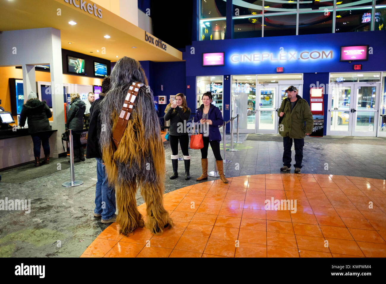Album, Film Lüfter für Fotos tragen eines Chewbacca kostüm Star Wars Der letzte Jedi film Opening Night, London, Ontario, Kanada. Stockfoto