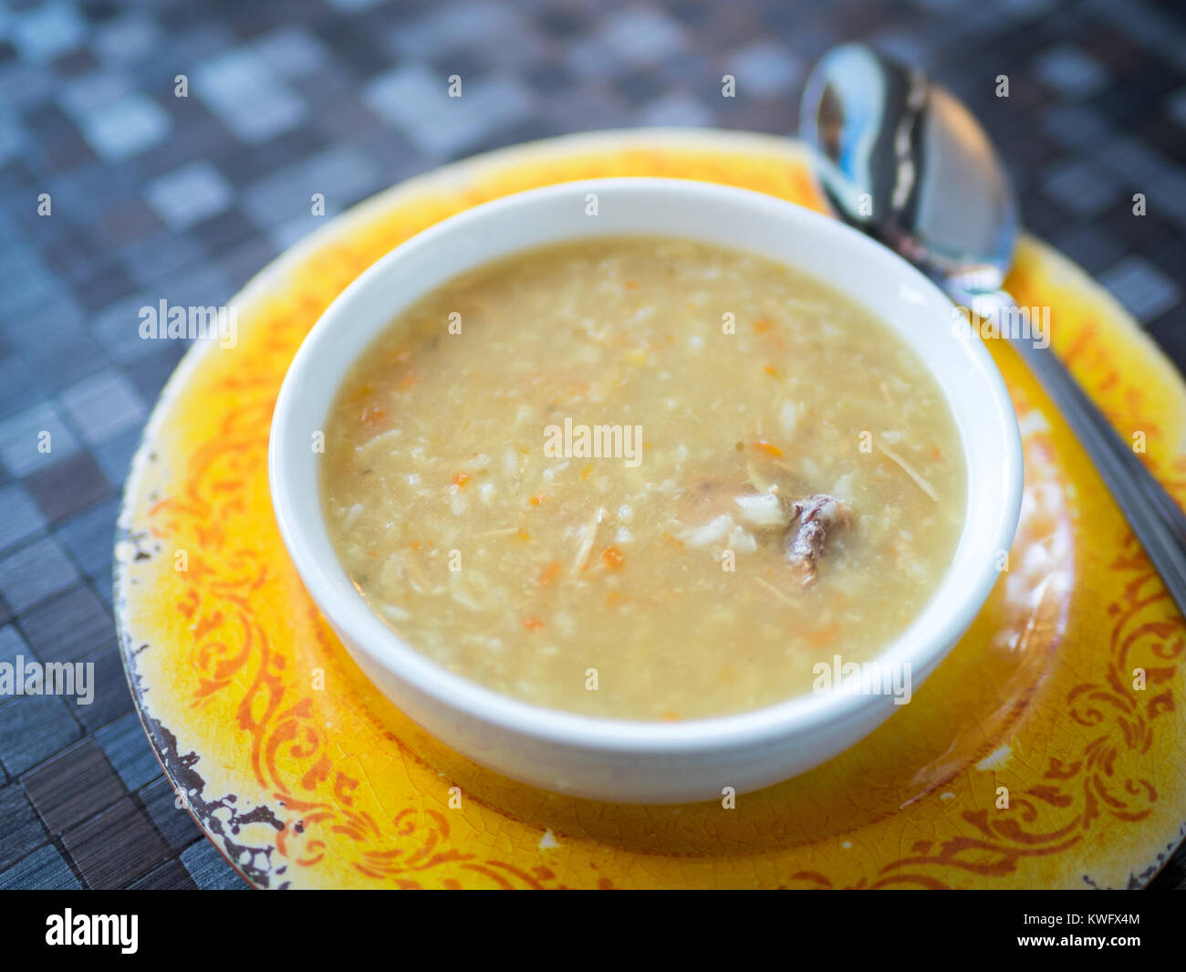 Eine Schale hausgemachter Türkei Suppe (selbstgemachte Hühnersuppe) von d'Lish von Tish Cafe in Saskatoon, Saskatchewan, Kanada. Stockfoto