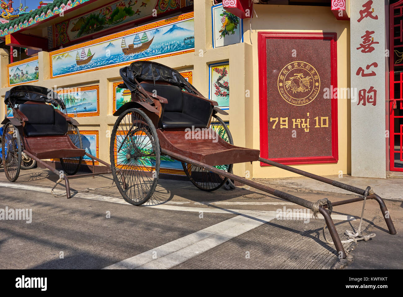 Rikscha. Chinatown, Thailand, Südostasien, street scene. Rikschas. Tempel. Stockfoto