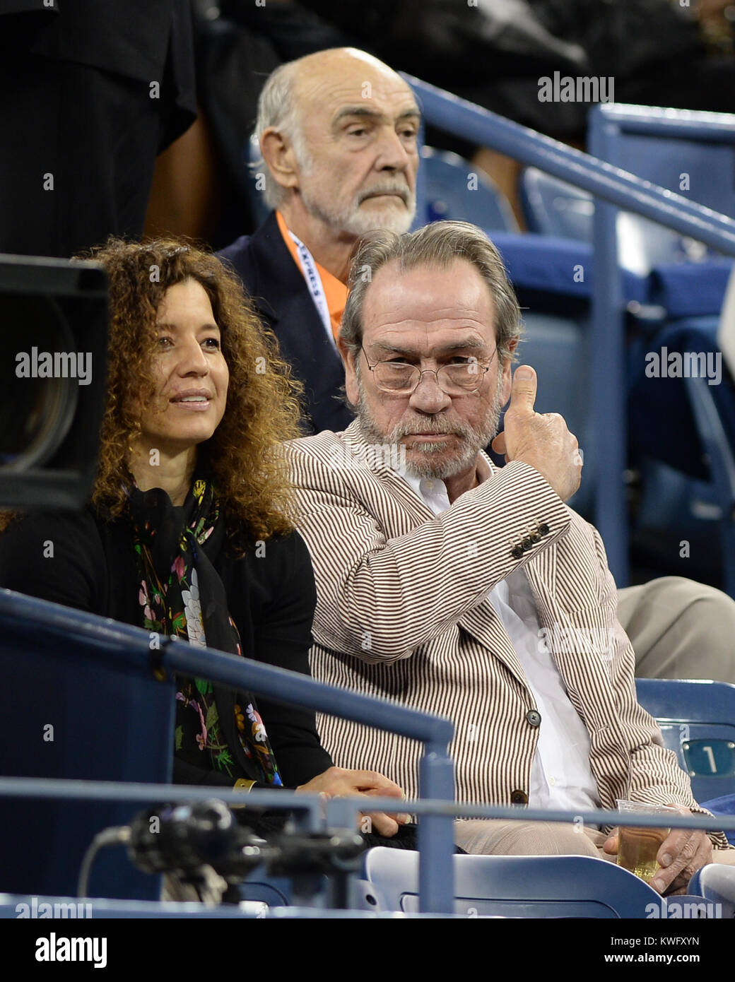 FLUSHING, NY - 05. SEPTEMBER: Dawn Laurel-Jones Tommy Lee Jones Sean Connery Tag elf der 2013 US Open an USTA Billie Jean King National Tennis Center September 5, 2013 in der Nähe der Queens Borough von New York City. Personen: Dawn Laurel-Jones Tommy Lee Jones Sean Connery Stockfoto
