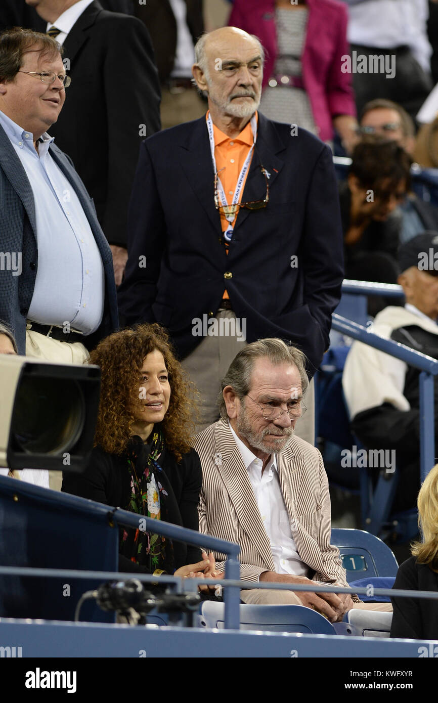 FLUSHING, NY - 05. SEPTEMBER: Dawn Laurel-Jones Tommy Lee Jones Sean Connery Tag elf der 2013 US Open an USTA Billie Jean King National Tennis Center September 5, 2013 in der Nähe der Queens Borough von New York City. Personen: Dawn Laurel-Jones Tommy Lee Jones Sean Connery Stockfoto