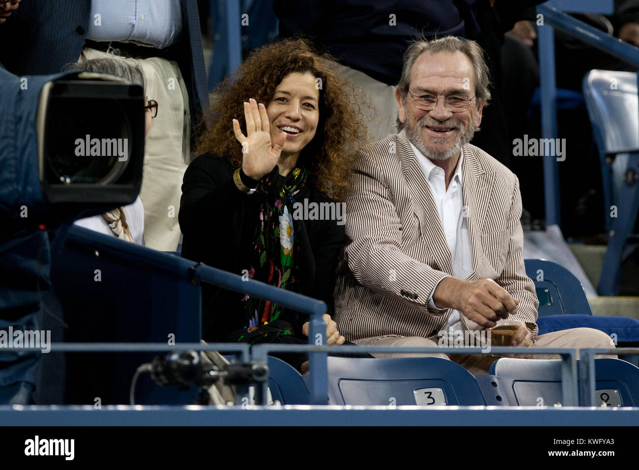 FLUSHING, NY - 05. SEPTEMBER: Tommy Lee Jones Dawn Laurel-Jones Tag elf der 2013 US Open an USTA Billie Jean King National Tennis Center September 5, 2013 in der Nähe der Queens Borough von New York City. Personen: Tommy Lee Jones Dawn Laurel-Jones Stockfoto