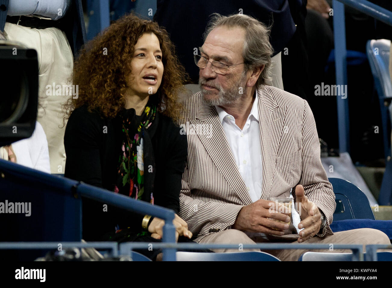 FLUSHING, NY - 05. SEPTEMBER: Tommy Lee Jones Dawn Laurel-Jones Tag elf der 2013 US Open an USTA Billie Jean King National Tennis Center September 5, 2013 in der Nähe der Queens Borough von New York City. Personen: Tommy Lee Jones Dawn Laurel-Jones Stockfoto