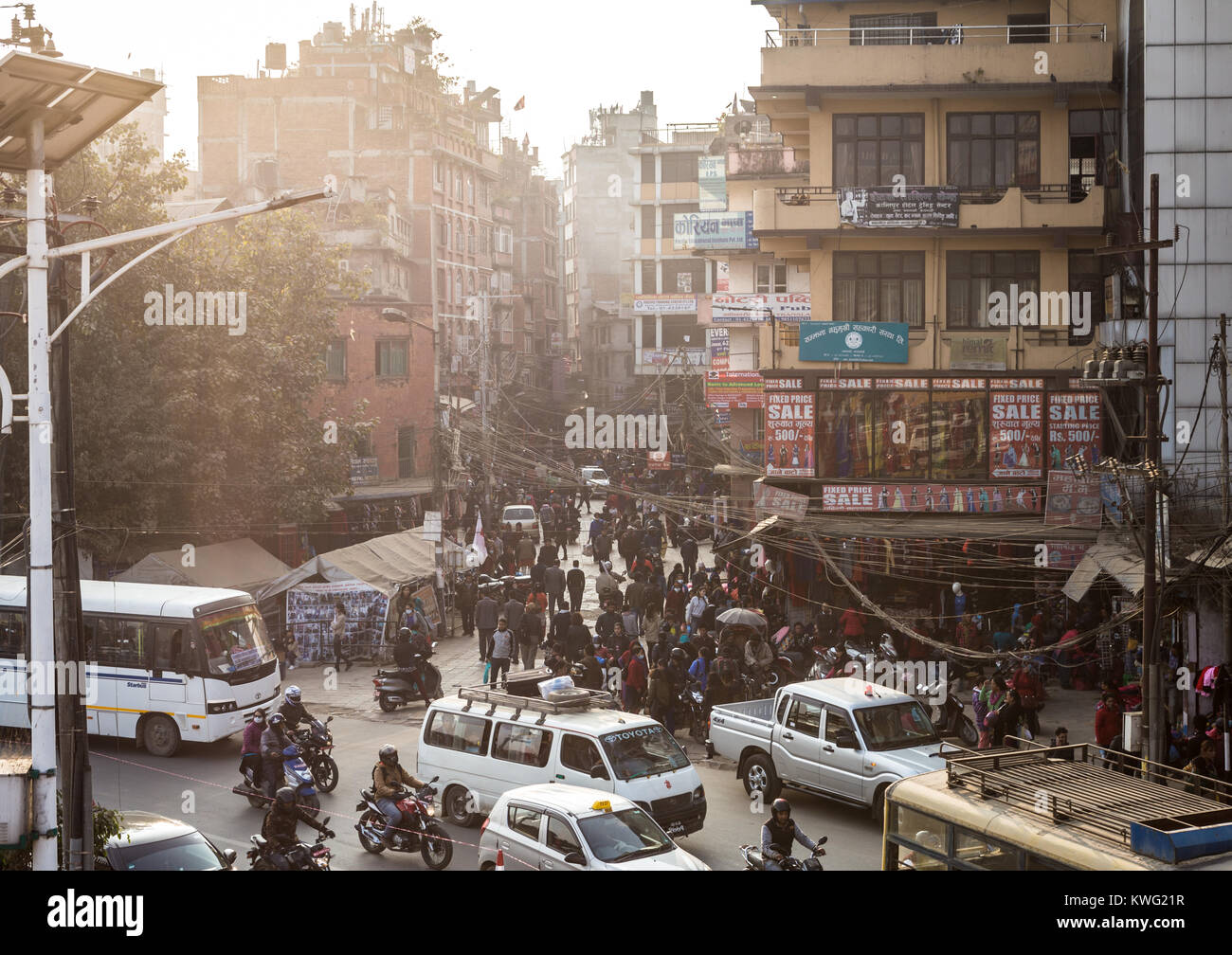 KATHMANDU, Nepal - November 30, 2017: Autos, Motorräder und Busse fahren Sie entlang der chaotischen und überfüllten Straßen in Kathmandu, Nepal Hauptstadt. Stockfoto