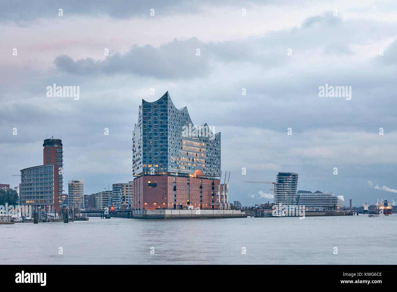 Elbphilharmonie, Konzertsaal von den Architekten Herzog und de Meuron an der Elbe, HafenCity, Hamburg, Deutschland. Ansicht in der Morgendämmerung. Stockfoto