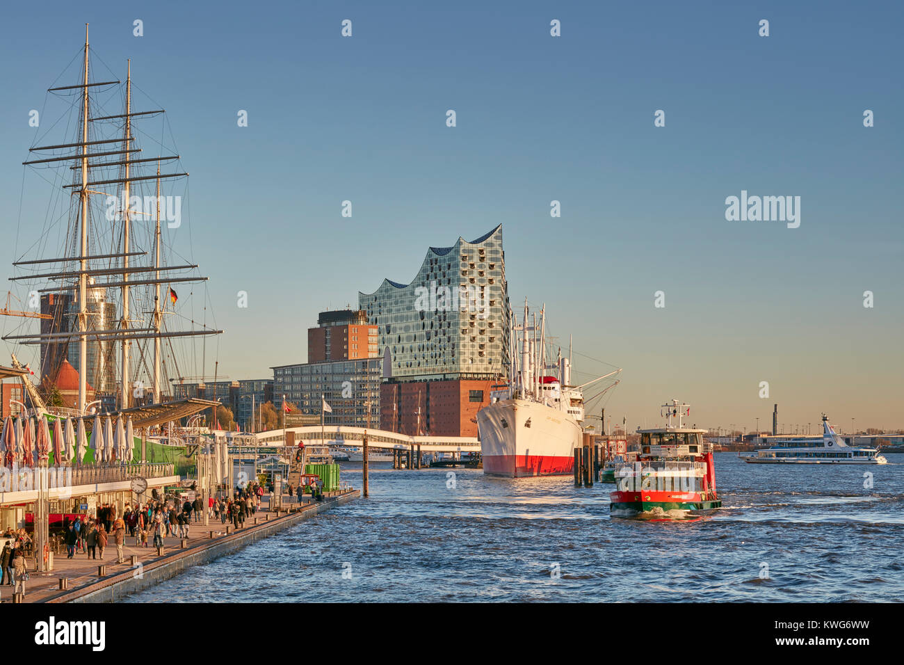 Elbphilharmonie, konzertsaal an der Elbe, HafenCity, Hamburg, Deutschland. Mit historischen Schiffen "Rickmer Rickmers" und "Cap San Diego" Stockfoto