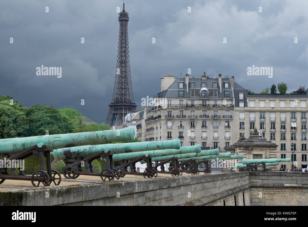 Frankreich, Paris, Kanonen vor Les Invalides, Eiffel Tower Stockfoto