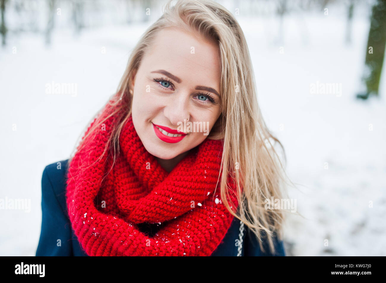Portrai des blonden Mädchen in roten Schal und Mantel auf Wintertag. Stockfoto