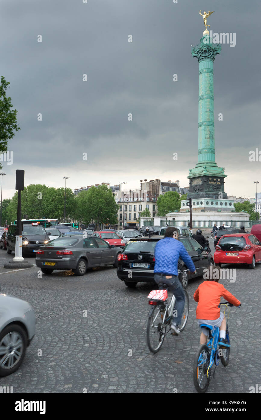 Frankreich, Paris, Place Bastille, Radfahrer Stockfoto