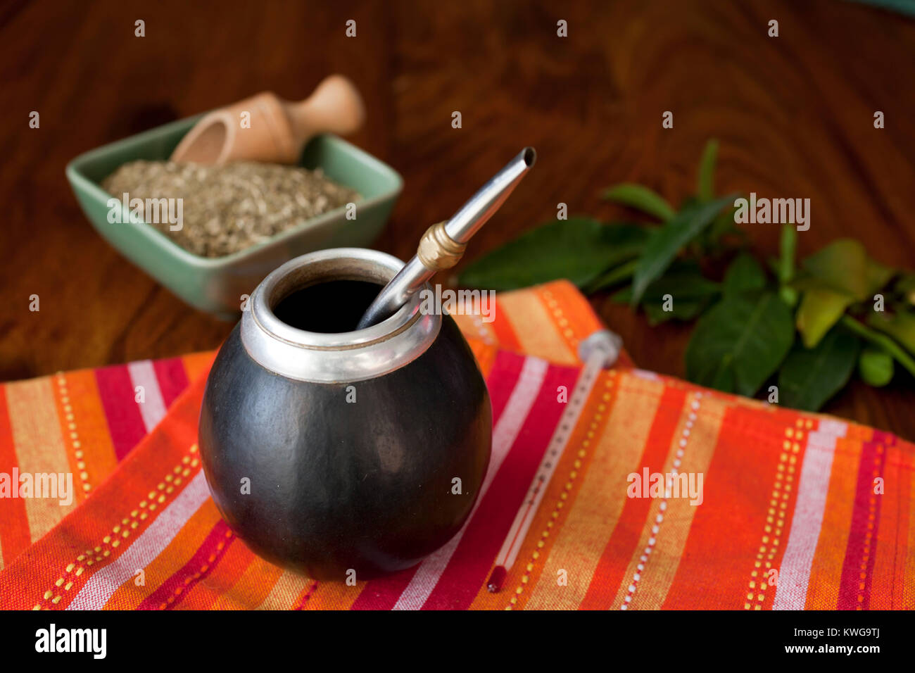 Yerba Mate in matero auf einem Tisch Stockfoto
