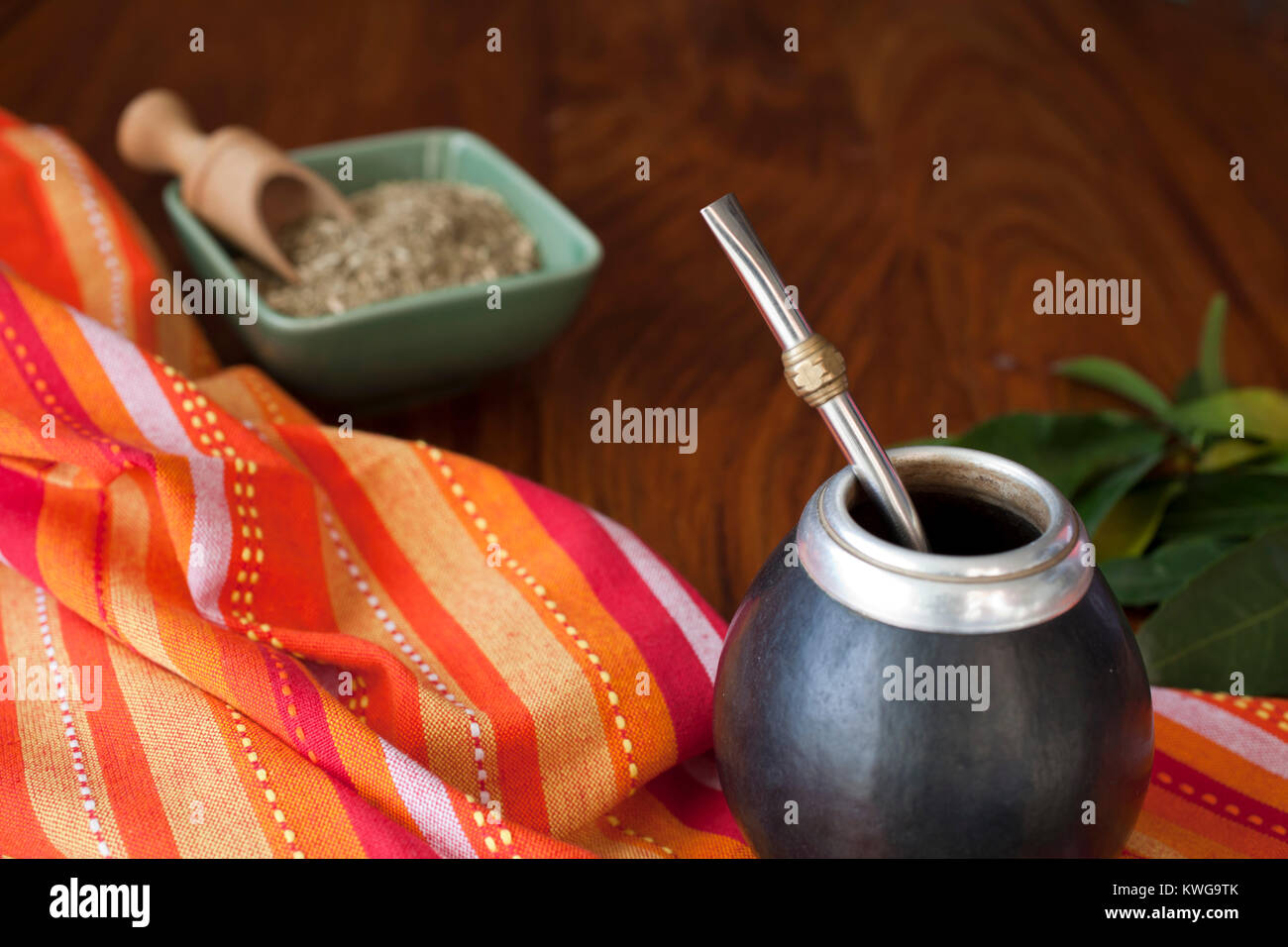 Yerba Mate in matero auf einem Tisch Stockfoto