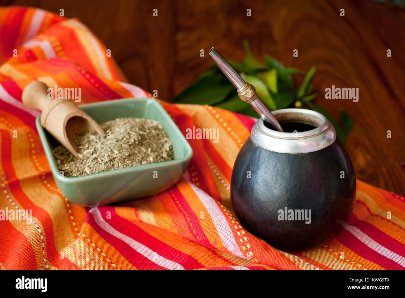 Yerba Mate in matero auf einem Tisch Stockfoto
