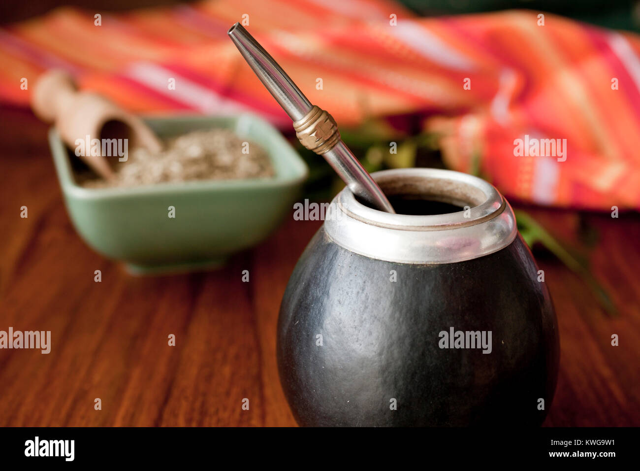 Yerba Mate in matero auf einem Tisch Stockfoto