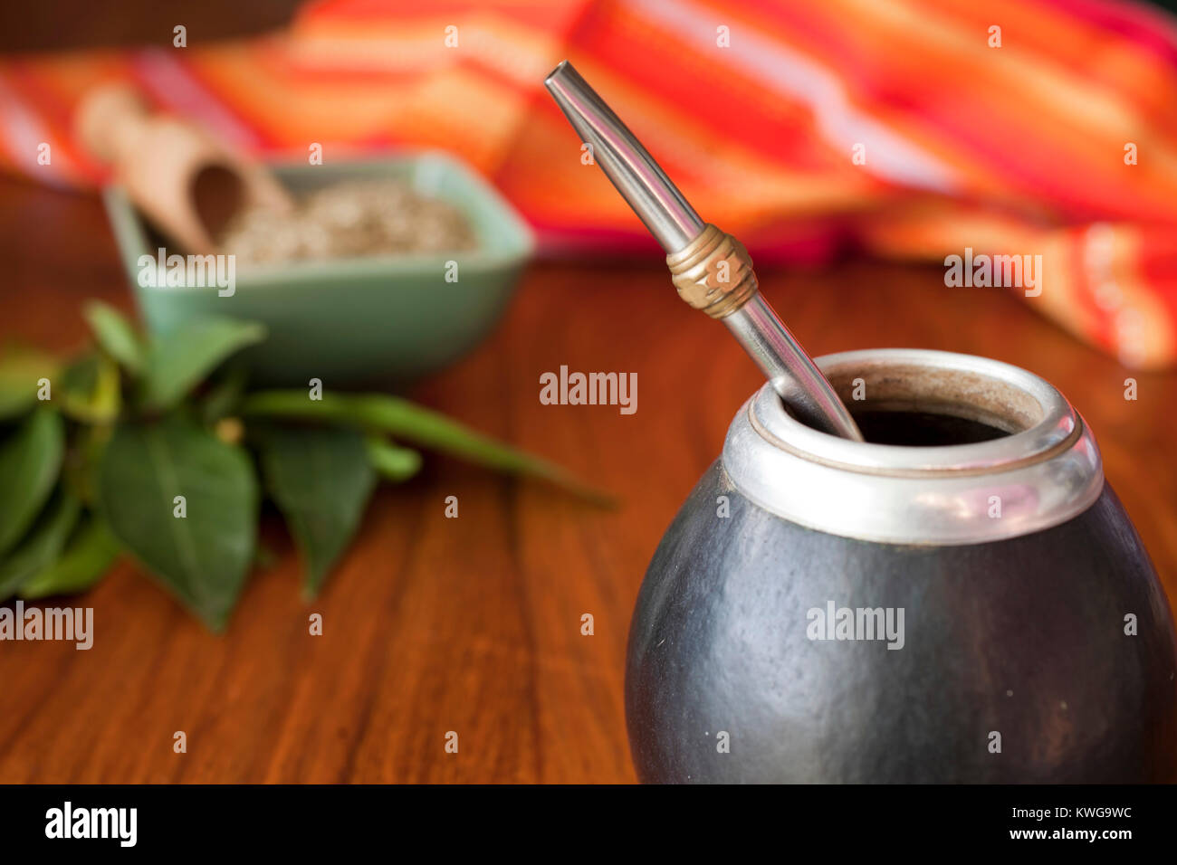 Yerba Mate in matero auf einem Tisch Stockfoto