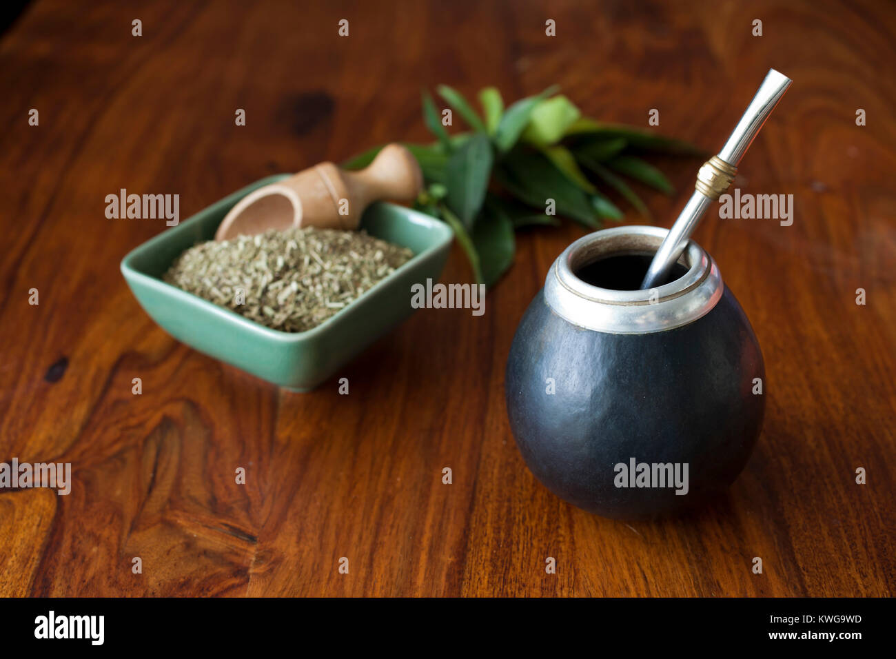 Yerba Mate in matero auf einem Tisch Stockfoto