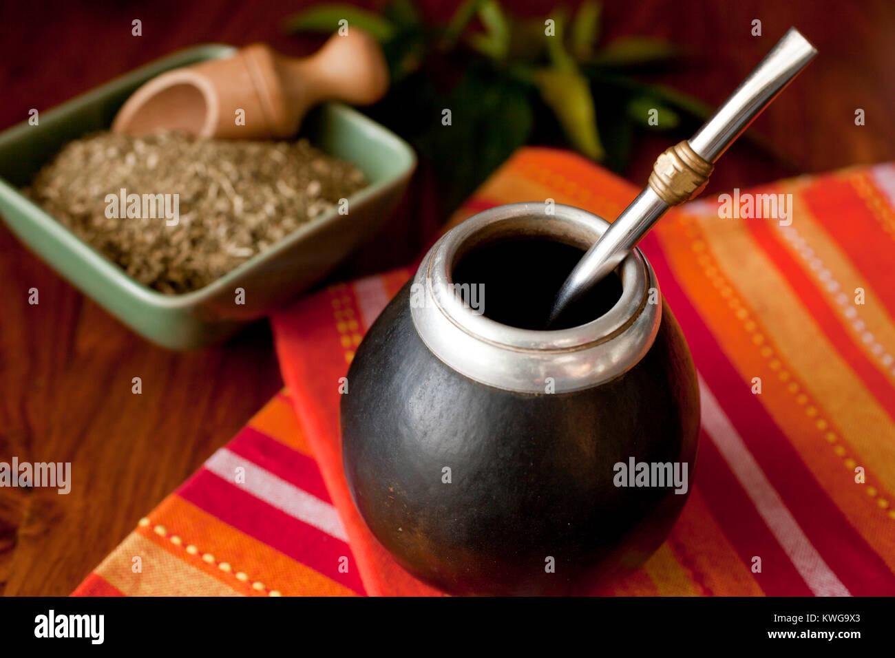 Yerba Mate in matero auf einem Tisch Stockfoto