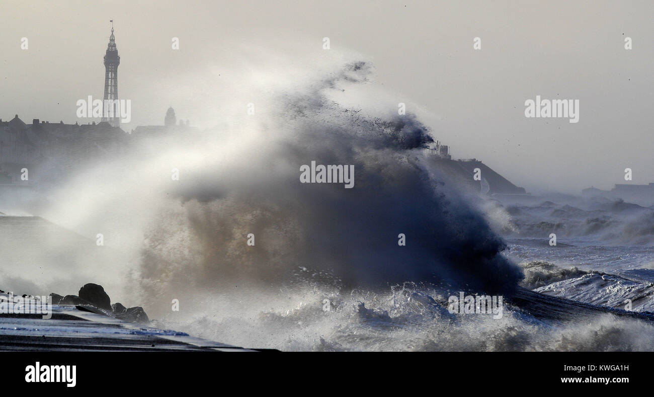 Große Wellen auf das Meer Wände in Blackpool als Sturm Eleanor gepeitscht, Großbritannien mit heftigen Sturm Winde von bis zu 100 mph, verlassen Tausende von Häusern und Wohnungen, ohne Strom und schlagenden Verbindungen. Stockfoto