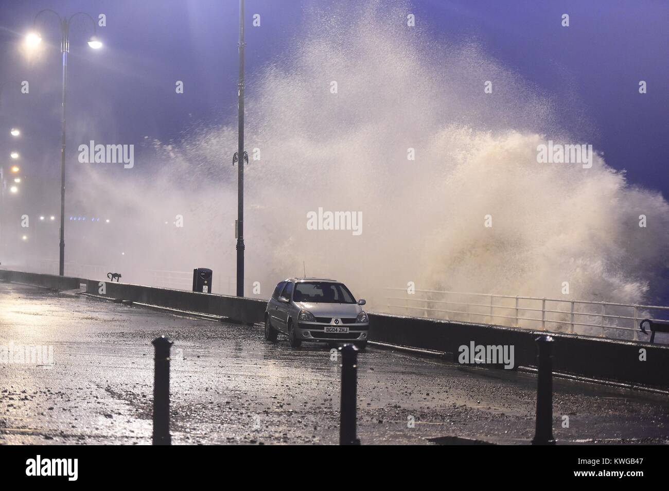 Aberystwyth Wales UK, Mittwoch, 03. Januar 2018 UK Wetter: Sturm Eleanor, die fünfte benannte Sturm des Winters, hits Aberystwyth Wales, mit westliche Winde mit Böen bis zu 80 mph, riesige Wellen gegen das Meer Verteidigung bei Flut am Mittwoch Morgen. Credit: Keith Morris/Alamy leben Nachrichten Stockfoto