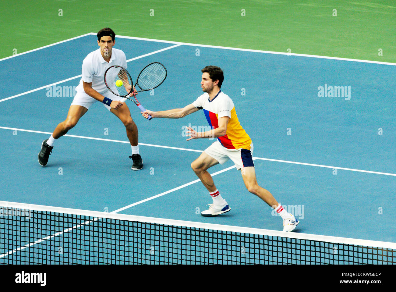 Pune, Indien. 2 Jan, 2018. Pierre-Hugues Herbert und Gilles Simon von Frankreich in Aktion in der ersten Runde der Doppelkonkurrenz bei Tata Open Maharashtra am Mahalunge Balewadi Tennis Stadium in Pune, Indien. Credit: karunesh Johri/Alamy leben Nachrichten Stockfoto