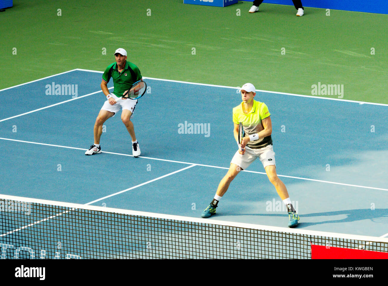 Pune, Indien. 2 Jan, 2018. Jonathan Erlich Israels und Kevin Anderson aus Südafrika in Aktion in der ersten Runde der Doppelkonkurrenz bei Tata Open Maharashtra am Mahalunge Balewadi Tennis Stadium in Pune, Indien. Credit: karunesh Johri/Alamy leben Nachrichten Stockfoto